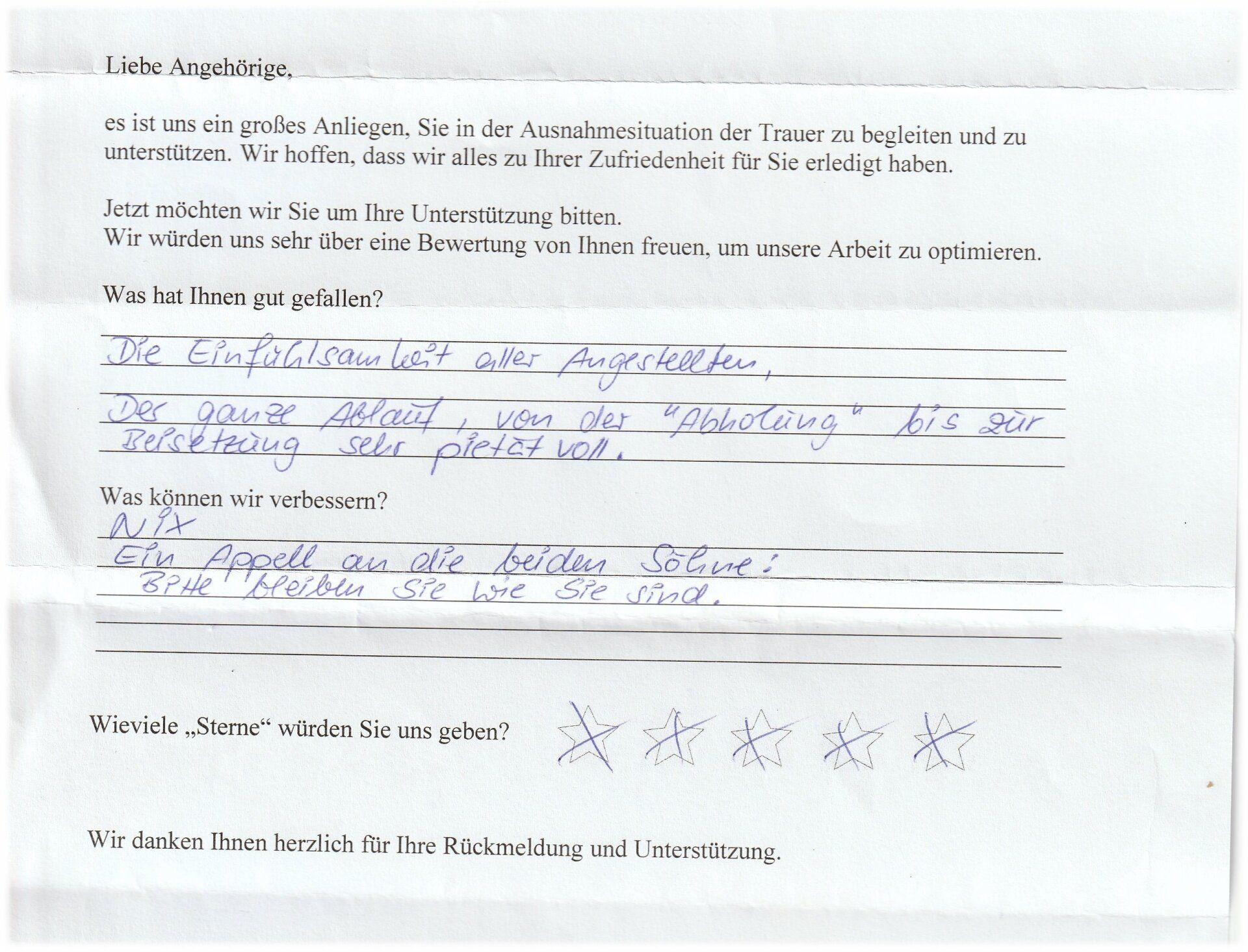 Handschriftliches Feedback auf Papier mit Kundenservice-Bewertung, Sternen, Fragen und Text zur Zufriedenheit.