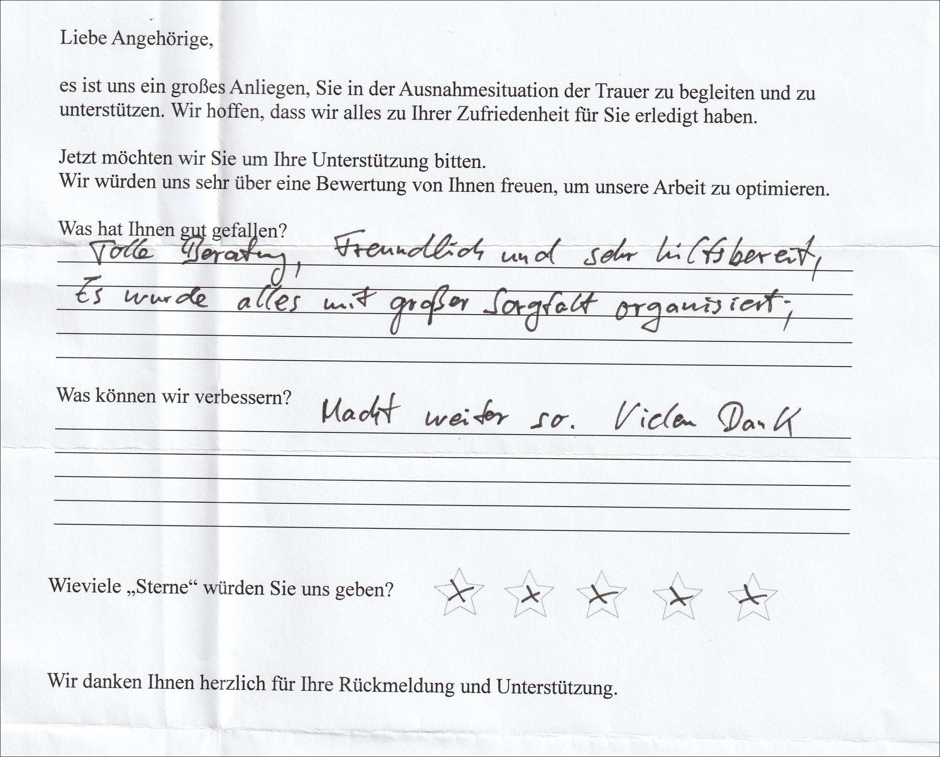 Handschriftliches Feedback zu einem Dokument, gefüllt mit positiven Kommentaren und 5-Sterne-Bewertungen für den Service.