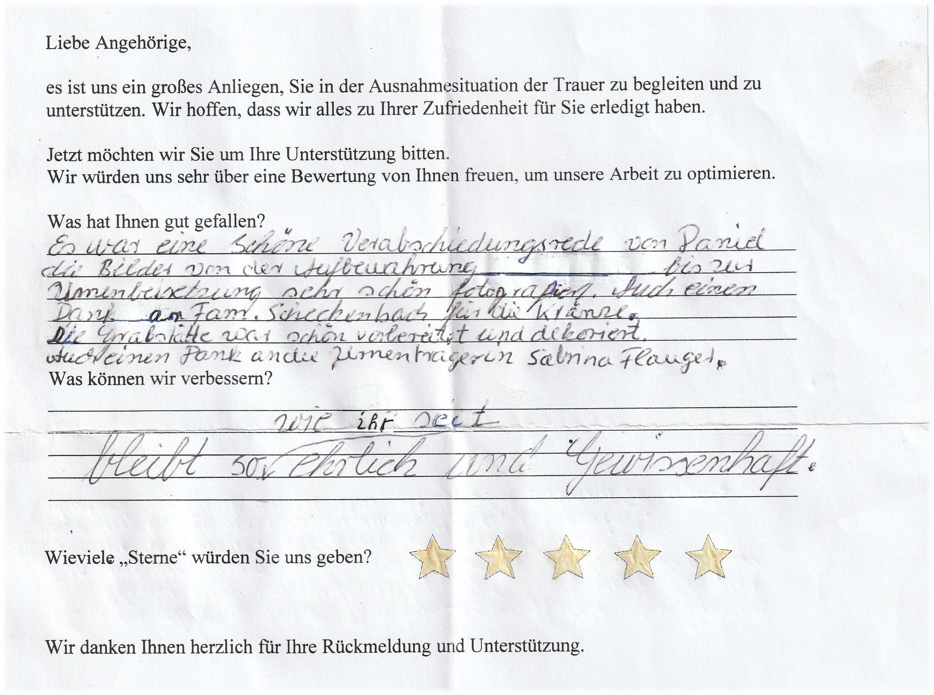 Eine handschriftliche Kundenrezension auf einem weißen Blatt Papier, ausgefüllt mit deutschem Text, Sternen und der Kundenbewertung.