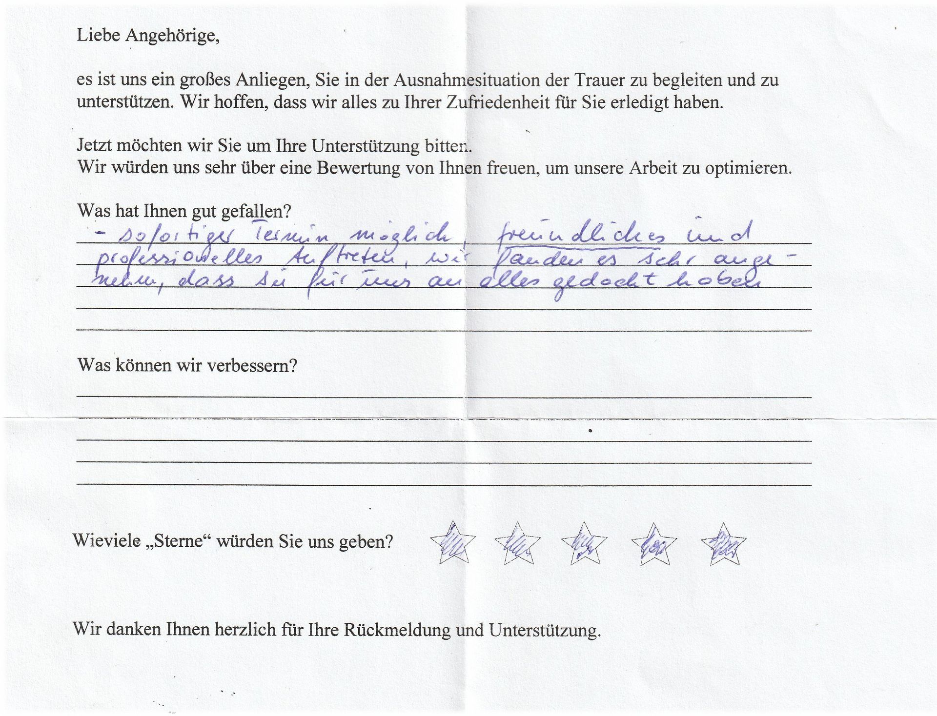 Eine handschriftliche Kundenzufriedenheitsumfrage mit Sternebewertungen, Feedback zum Service und Verbesserungsvorschlägen.