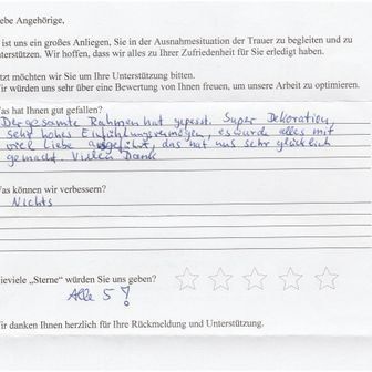 Handschriftliches Kundenfeedback auf einem Formular: positive Kommentare zu Service und Einrichtung, Vergabe einer Fünf-Sterne-Bewertung.