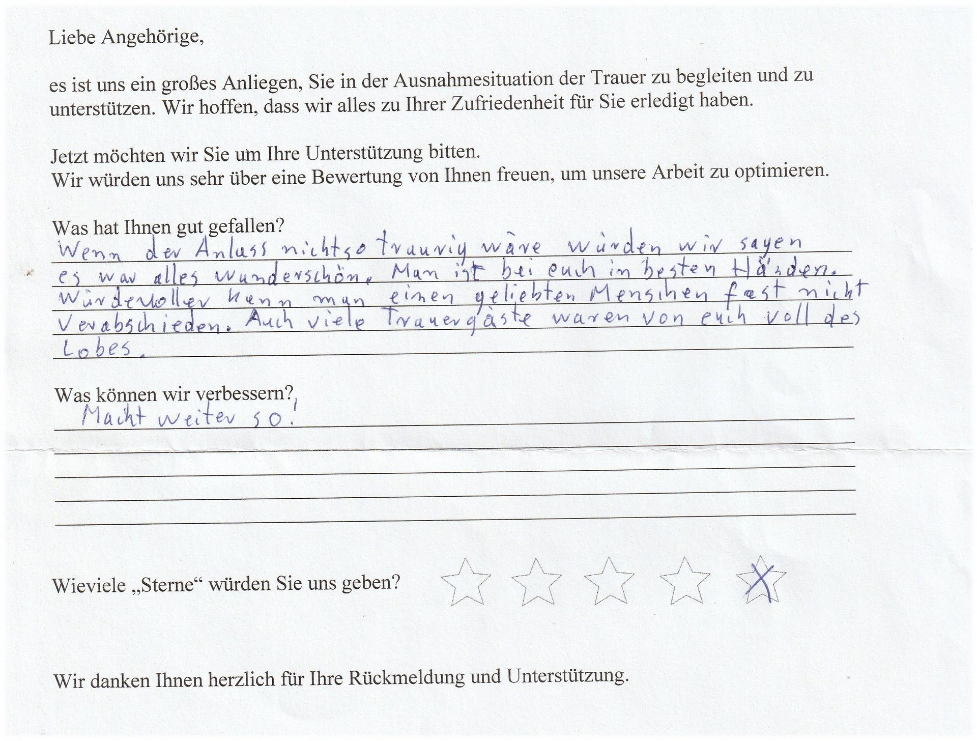 Ein handschriftliches Kundenfeedbackformular mit deutschem Text und Sternebewertungen. Der Kunde hat vier Sterne gewählt.