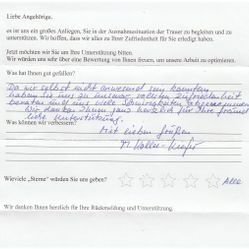 Ein handschriftliches deutsches Feedback-Formular mit einer Bewertung einer Dienstleistung, der Vergabe von fünf Sternen und dem Ausdruck der Dankbarkeit.