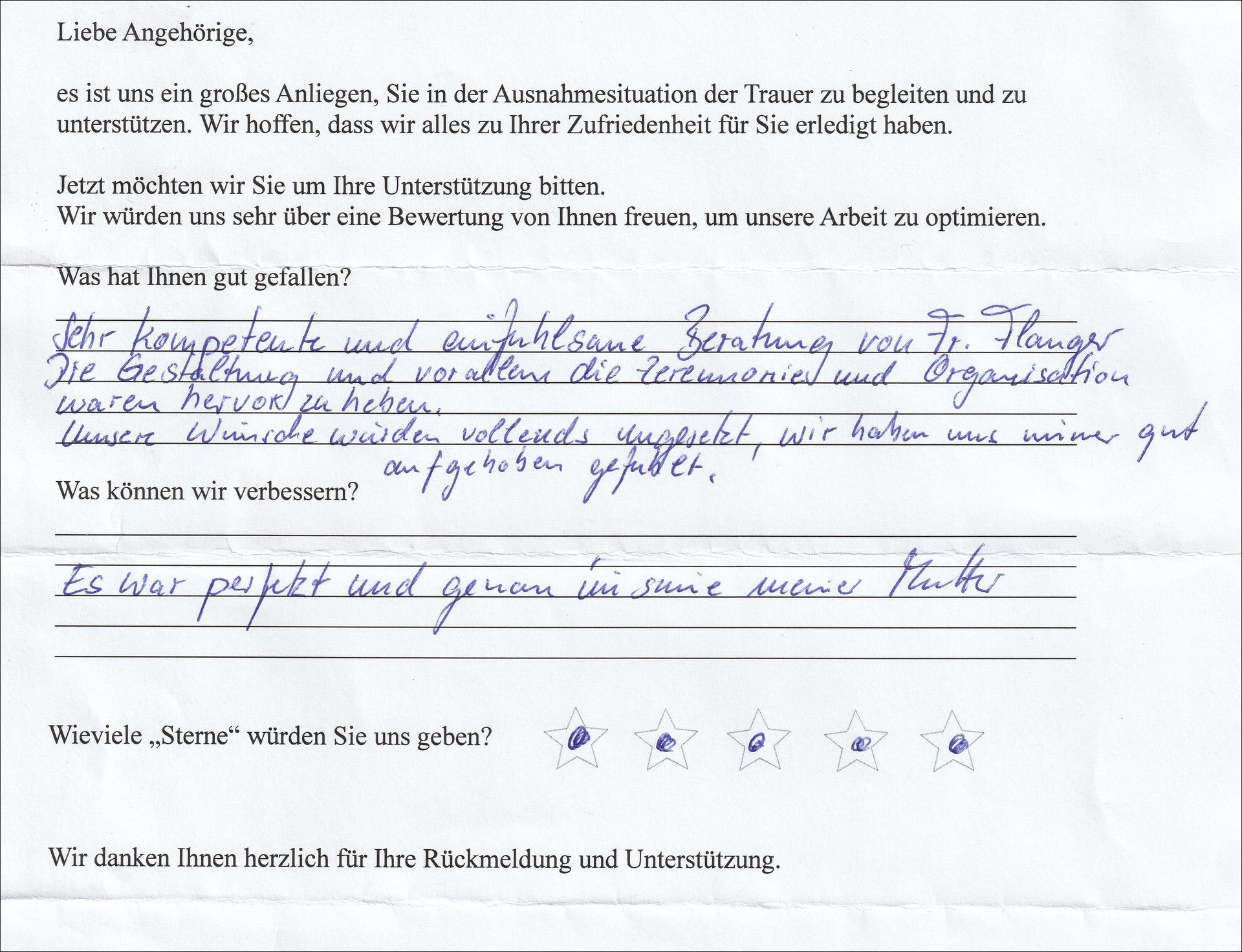Handschriftliches Kundenfeedbackformular, in dem der hilfreiche und gut organisierte Service gelobt wird. Fünf Sterne vergeben.