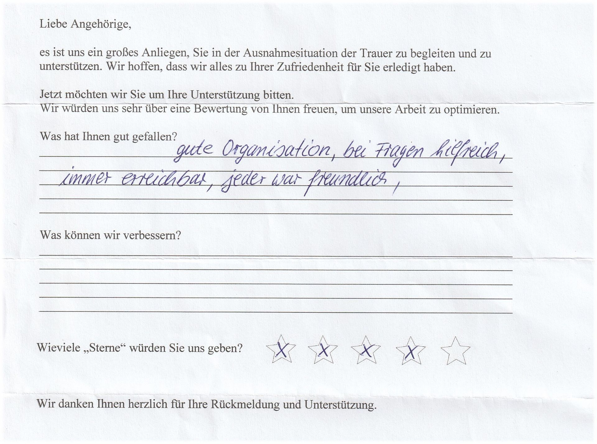 Handschriftliche Kundenzufriedenheitsumfrage mit Text und Sternebewertungen.
