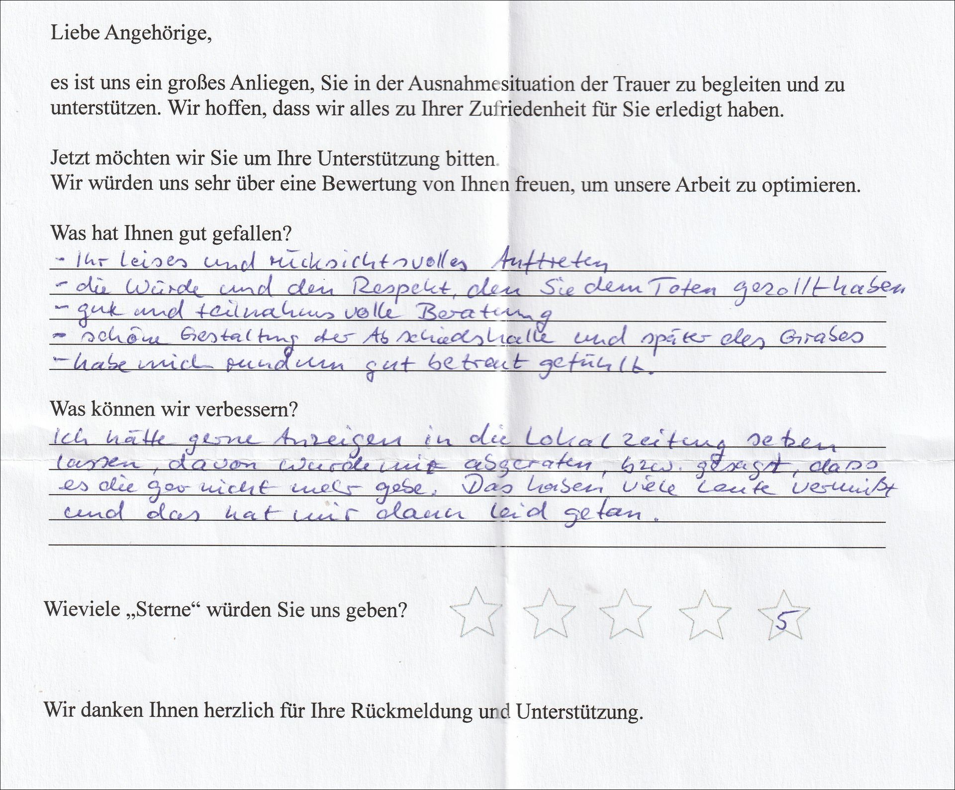Handschriftliches Kundenfeedbackformular; Text, Bewertungssterne.