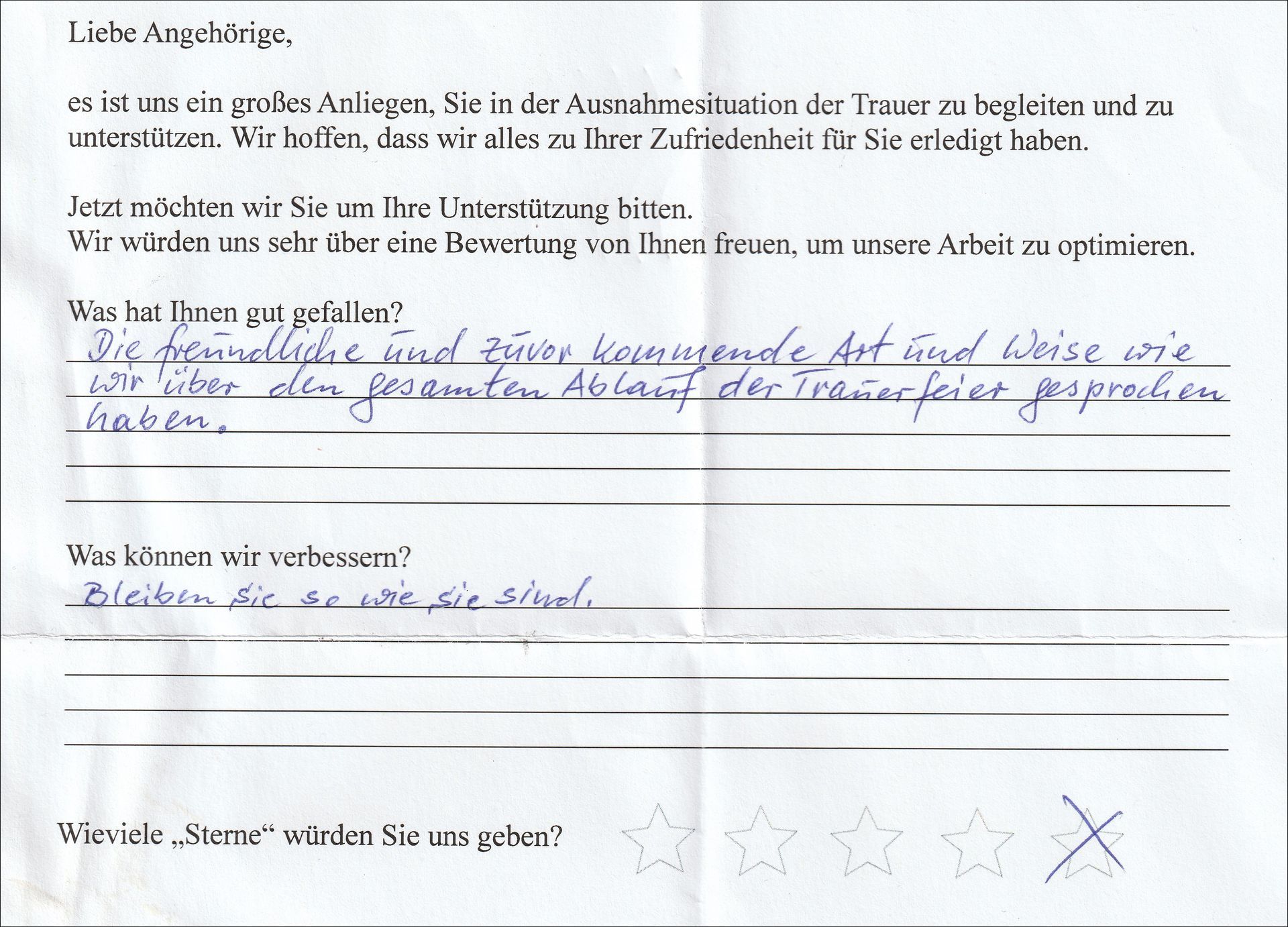 Eine handschriftliche Kundenbefragung in deutscher Sprache mit positivem Feedback und einer Sternebewertung.