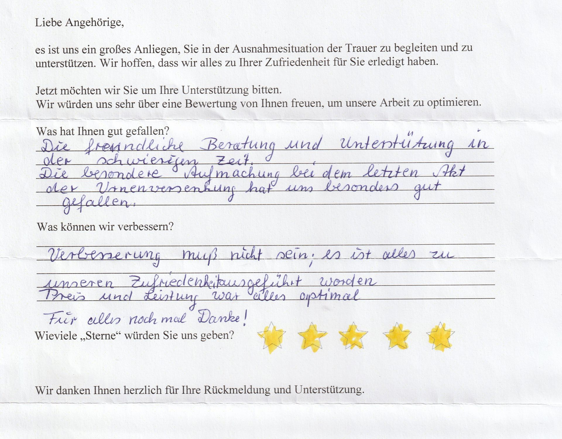 Handschriftliches Kundenfeedback auf einem Dokument. Der Text erwähnt freundliche Beratung, Unterstützung und hohe Zufriedenheit. Enthält vier goldene Sterne.