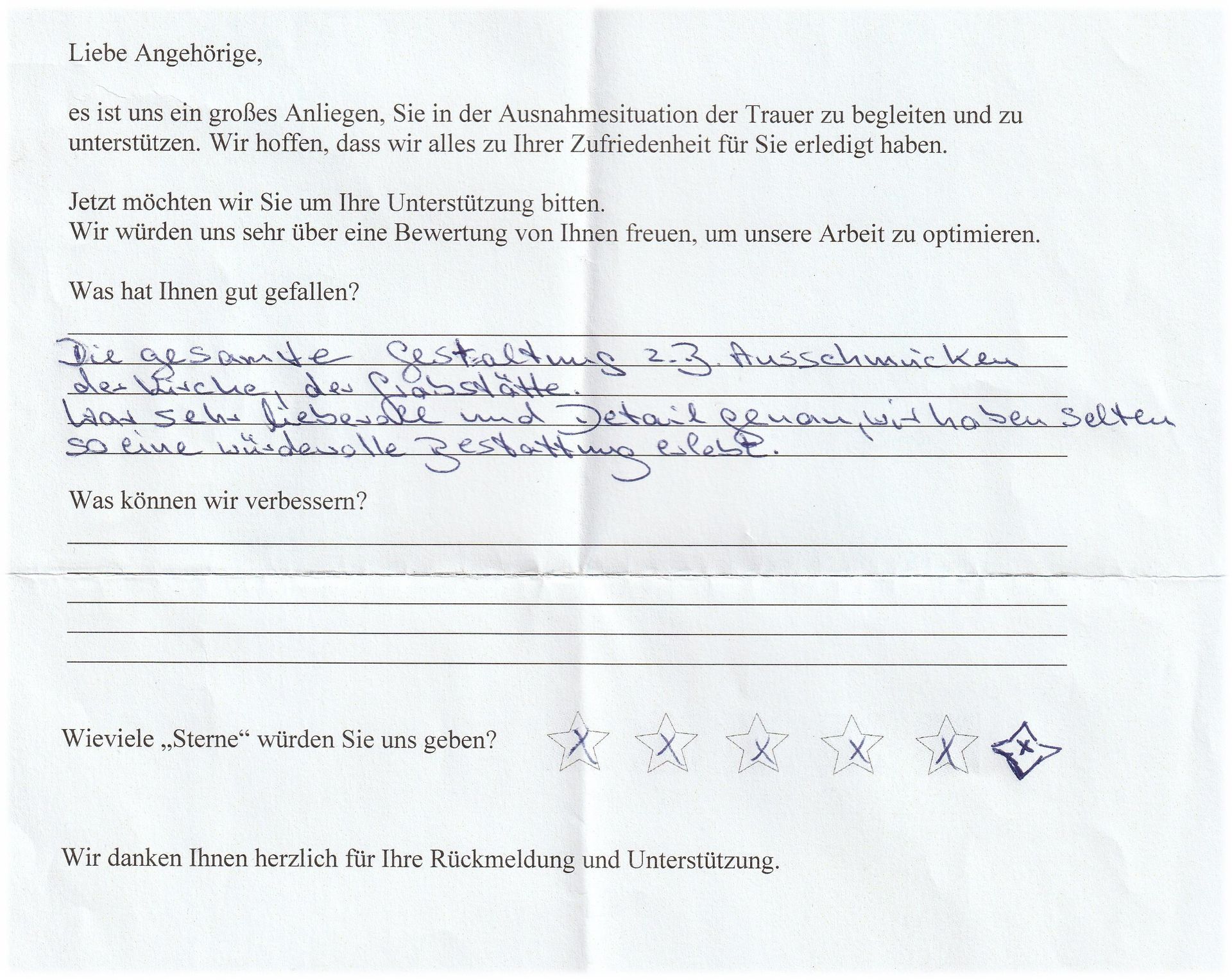 Ein handschriftliches Feedback-Formular zur Leistung einer Schönheitsoperation. Der Kunde hinterlässt eine positive Bewertung.