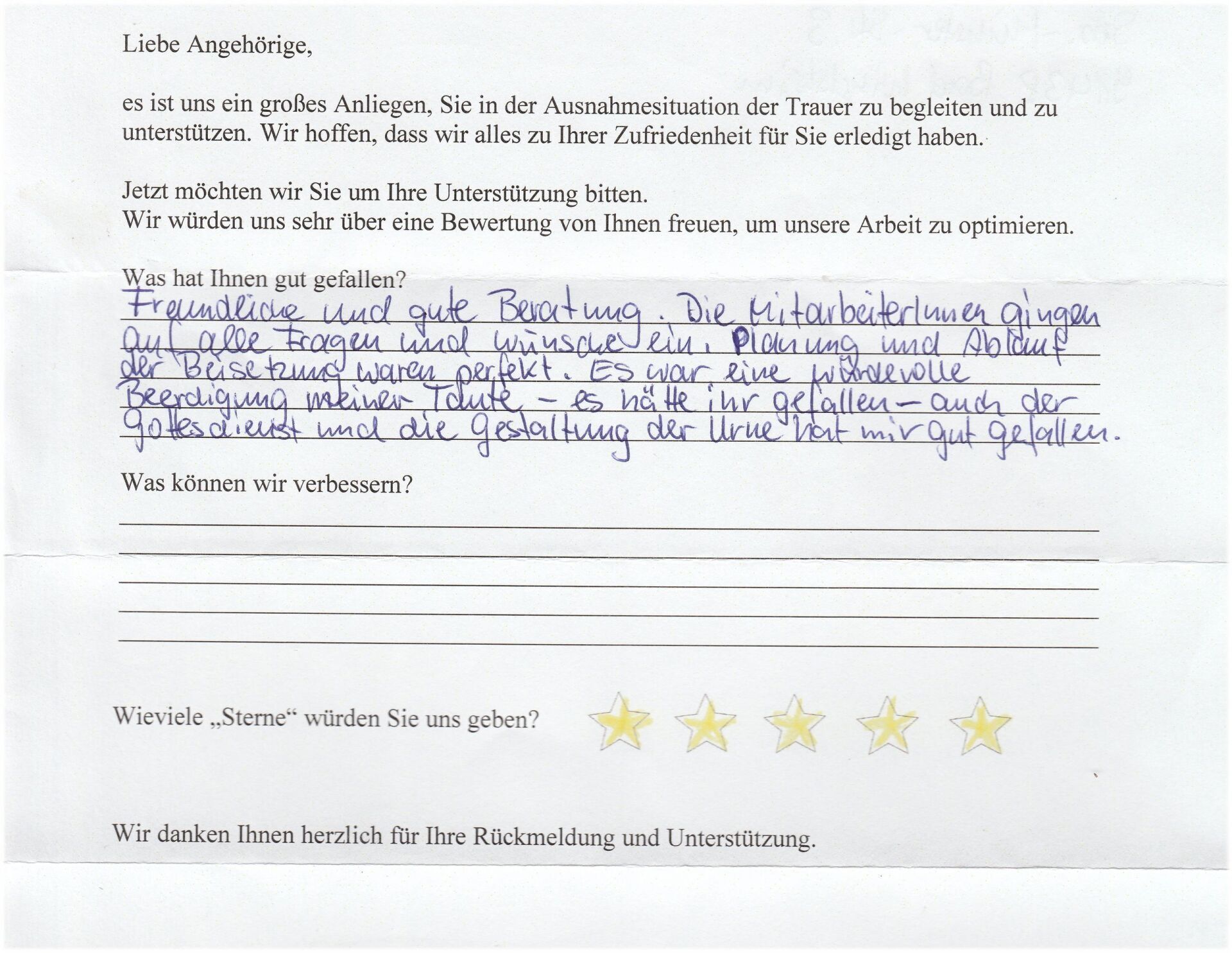 Eine handschriftliche Bewertung auf einem Formular mit Sternebewertungen, in der freundliches Personal und gute Beratung gelobt werden.
