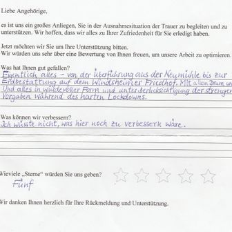 Feedback-Formular, Text in Deutsch: Kundenfeedback zu Bestattungsdienstleistungen, positive Erfahrung, fünf Sterne vergeben.