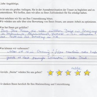 Handschriftliches Kundenfeedbackformular mit Sternebewertungen, das die Zufriedenheit mit einer Dienstleistung im Trauerfall zum Ausdruck bringt.