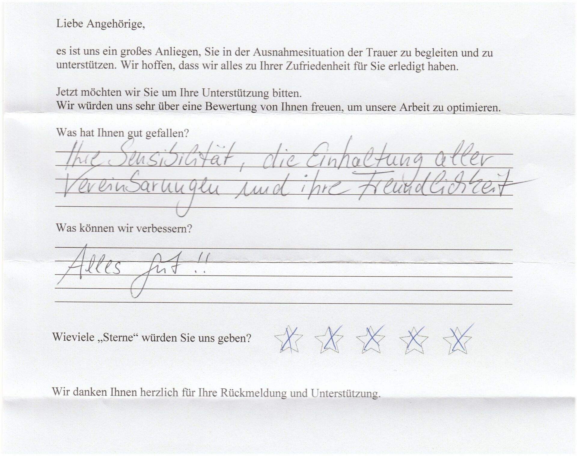 Handschriftliches Feedbackformular mit Auflistung der geschätzten Qualitäten und Verbesserungsbereiche mit einer 5-Sterne-Bewertung.