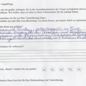 Handschriftlicher Kundenfeedbackbogen mit Text zu einer Trauerfeier inklusive Bewertungsskala.