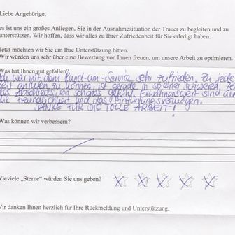 Handschriftliches Kundenfeedbackformular zur Bewertung der Servicequalität.