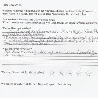 Handschriftlicher Feedbackbogen mit Antworten zur Zufriedenheit mit der Bestattungsleistung; inklusive einer Bewertung