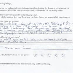 Ein handschriftlicher Feedbackbogen mit Anmerkungen zu einer Trauerfeier inklusive Bewertung in Form von Sternen.