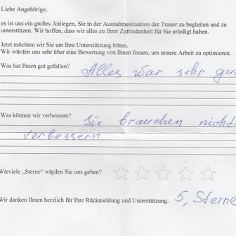 Handschriftlicher Feedbackbogen: „Alles war sehr gut“ und „Sie müssen sich nicht verbessern.“ Gibt 5 Sterne.