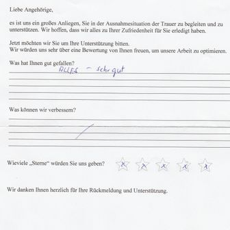 Ein ausgefüllter Feedbackbogen in deutscher Sprache zum Thema Bestattungsdienstleistungen mit der positiven Bewertung „Alles - sehr gut“.