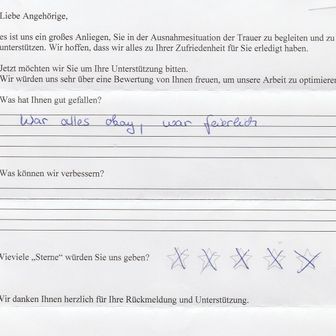 Handschriftlicher Feedbackbogen mit der Antwort: „War alles okay, war fairlich“. Bewertung mit 3 von 5 Sternen markiert.