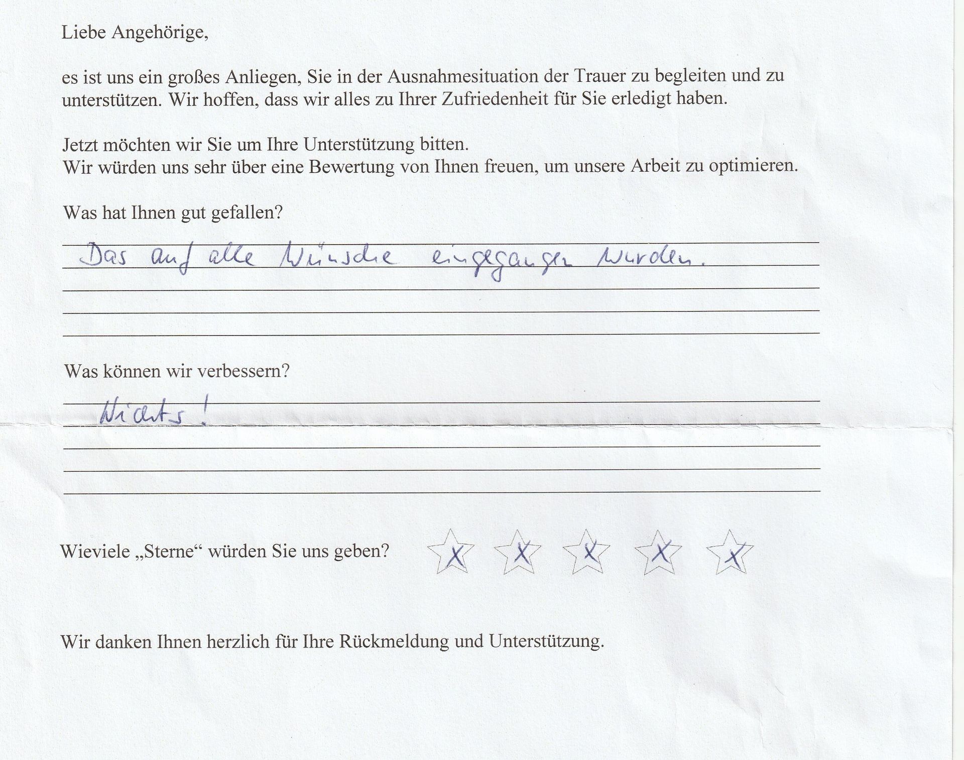 Ein handschriftlicher Fragebogen mit Text und Bewertungssternen; das Feedback einer Person zu einer Dienstleistung.
