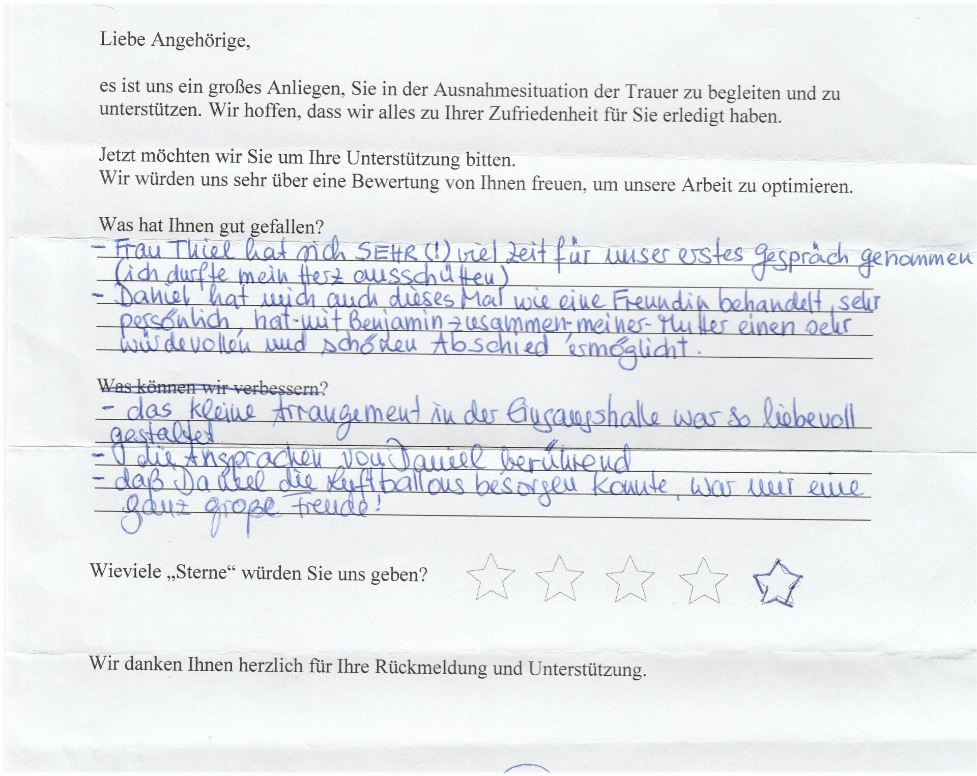 Handschriftliche Rezension mit einer Bewertung von vier Sternen und einer Blume, in der positive Erlebnisse bei einer Veranstaltung erwähnt werden.