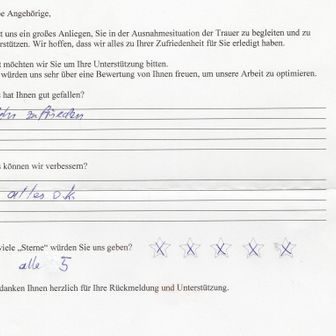 Handschriftliches Feedbackformular. Bewertung mit 5 Sternen, Antwort