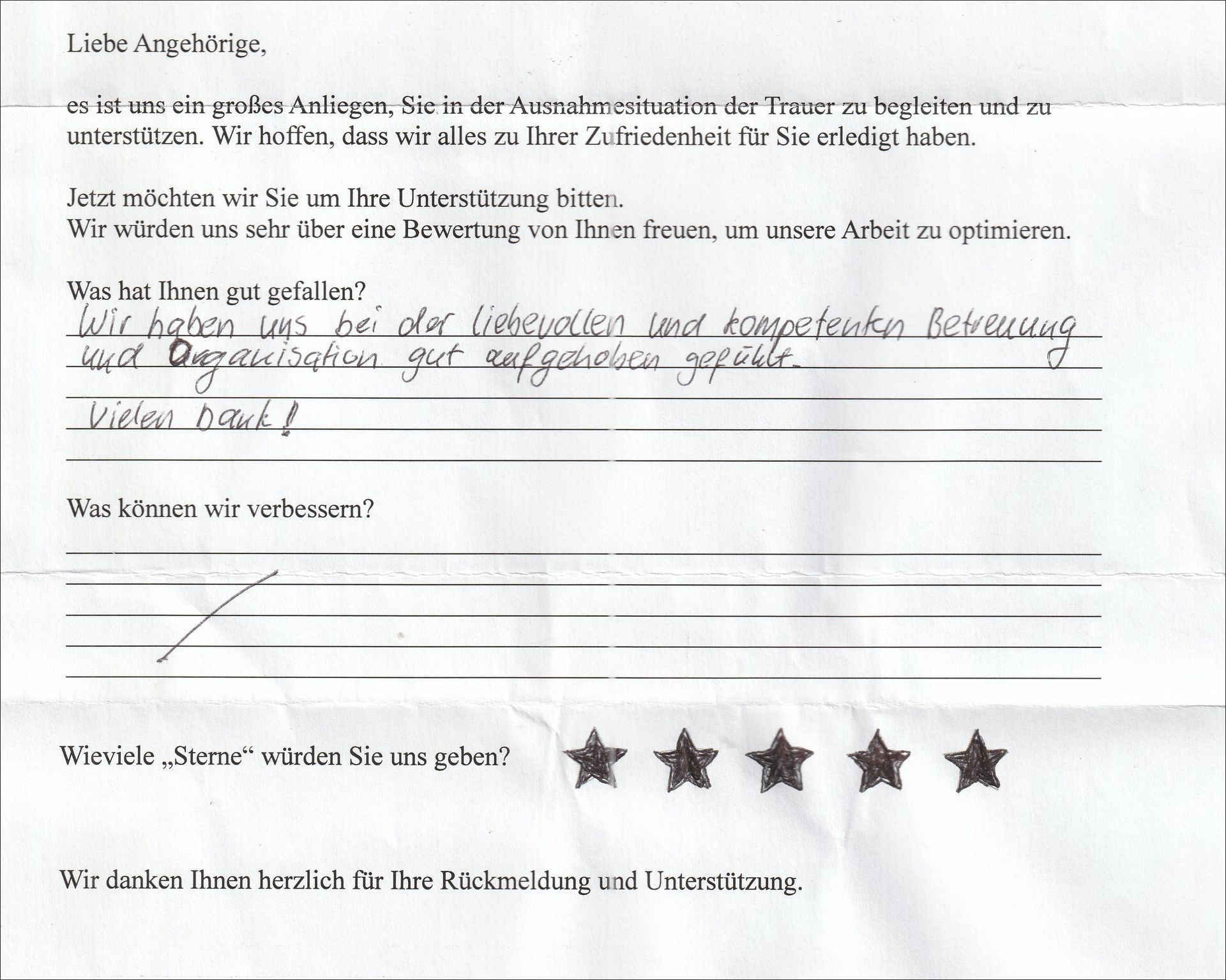 Handschriftliches Kundenfeedback auf einem Umfragebogen: „Wir waren mit der einfühlsamen und kompetenten Beratung Ihrer Mitarbeiter sehr zufrieden. Vielen Dank!“