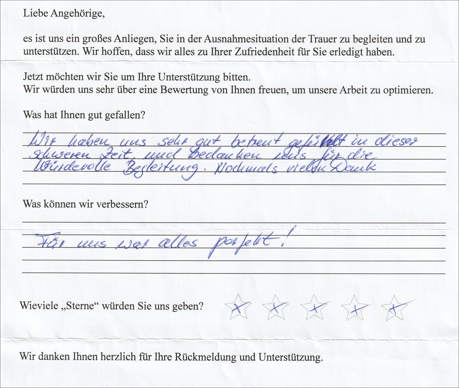 Feedback-Formular mit handschriftlichen Antworten, Fünf-Sterne-Bewertung und Zufriedenheitsbekundungen.