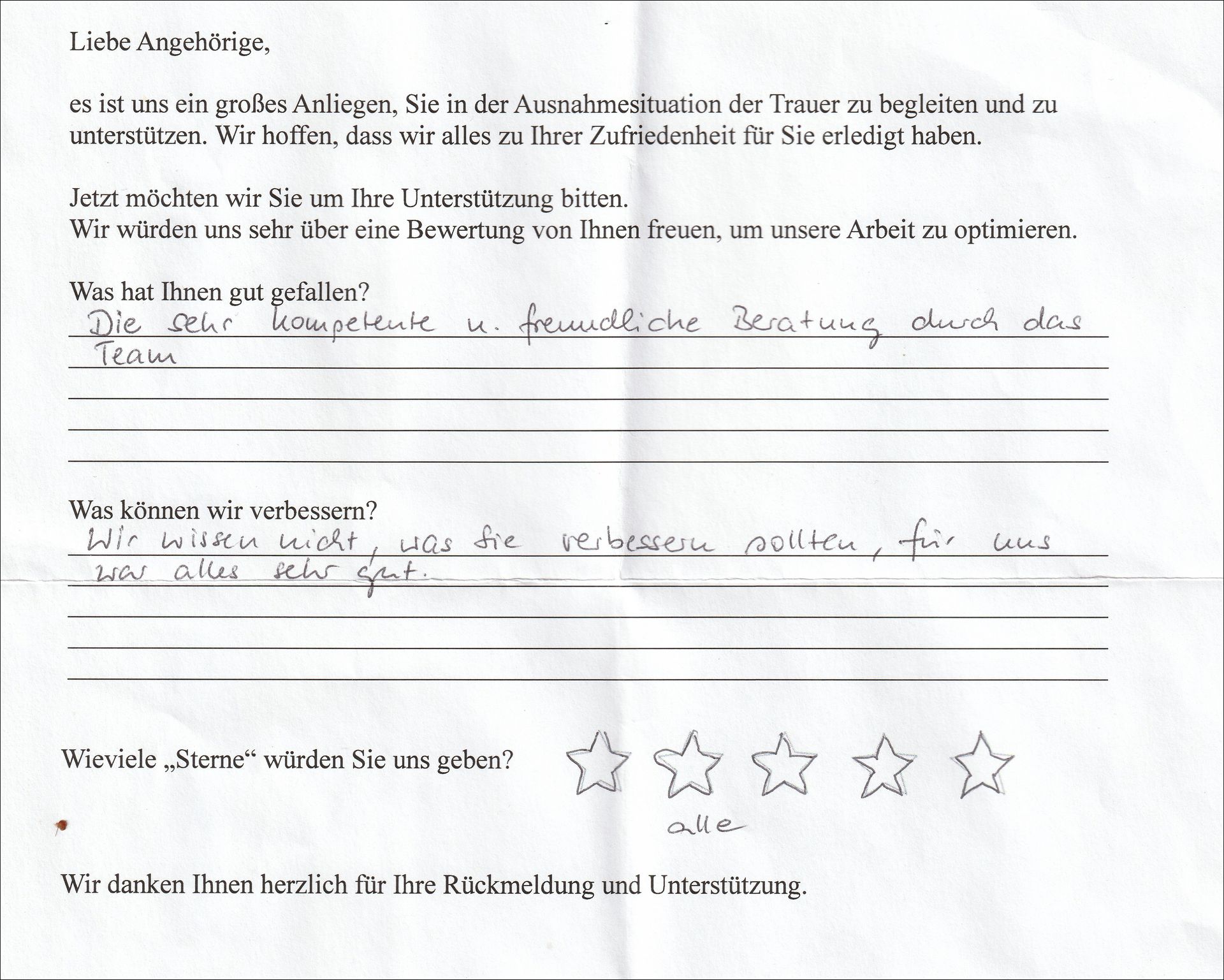 Handschriftlicher Kundenfeedbackbogen mit Antworten. Bewertung: 4/5 Sterne. Deutscher Text.
