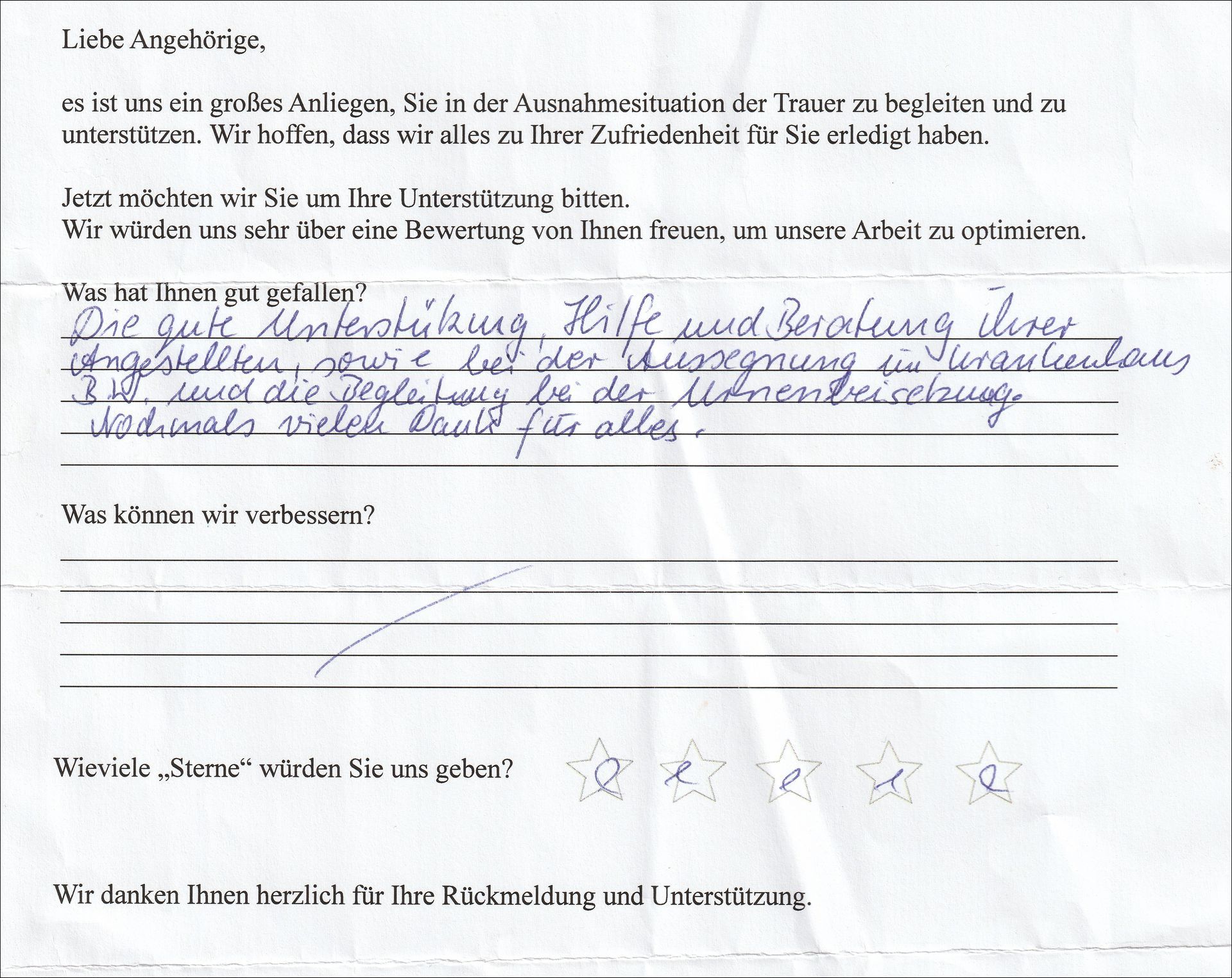 Handschriftliches Feedbackformular mit einem ausgefüllten Abschnitt, in dem die Hilfe gelobt und der Service empfohlen wird.