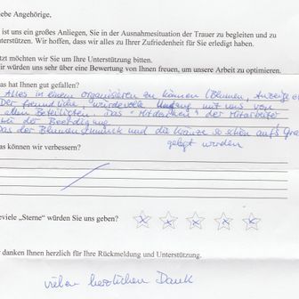 Handschriftliches Feedbackformular eines Bestattungsunternehmens mit Sternebewertung und positiven Kommentaren zum Service.
