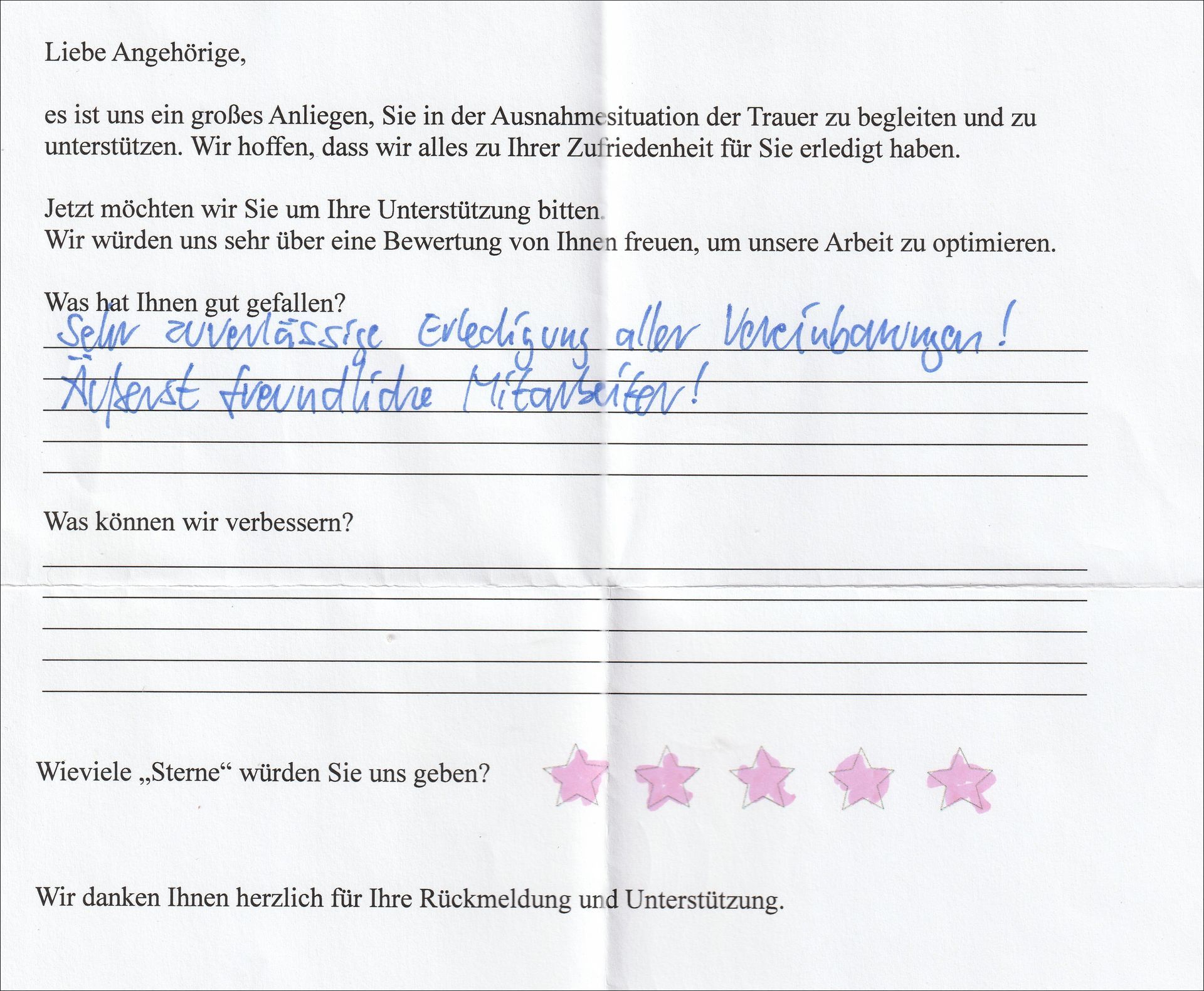 Ein handschriftliches Kundenfeedbackformular mit positiven Kommentaren und vier rosa Sternen.