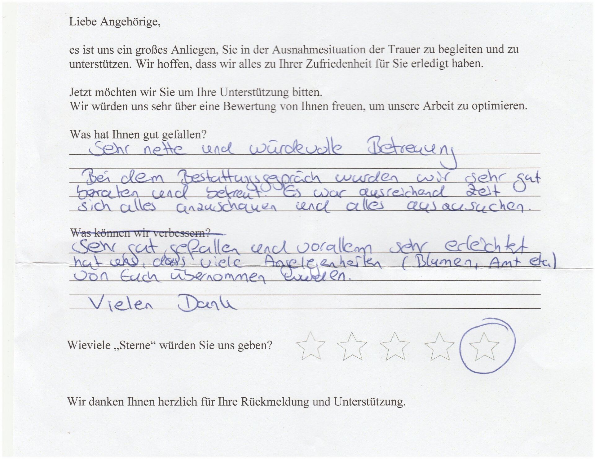 Handschriftliches Kundenfeedbackformular mit Text über positive Erfahrungen in einem Unternehmen.