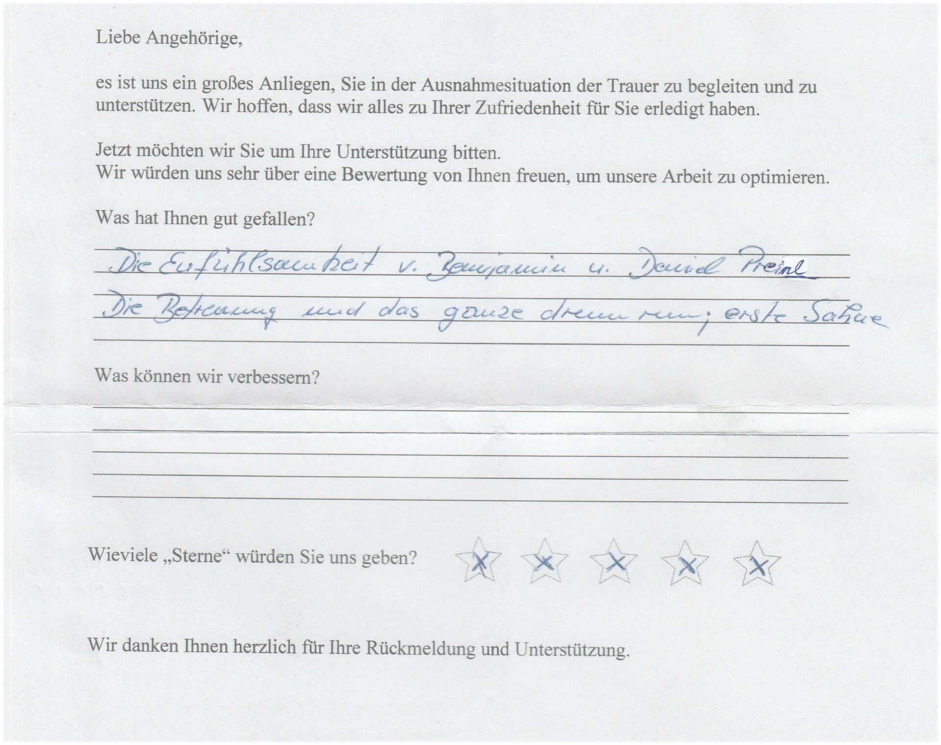 Ein handschriftliches Kundenfeedbackformular in deutscher Sprache mit Text und Sternebewertungen.