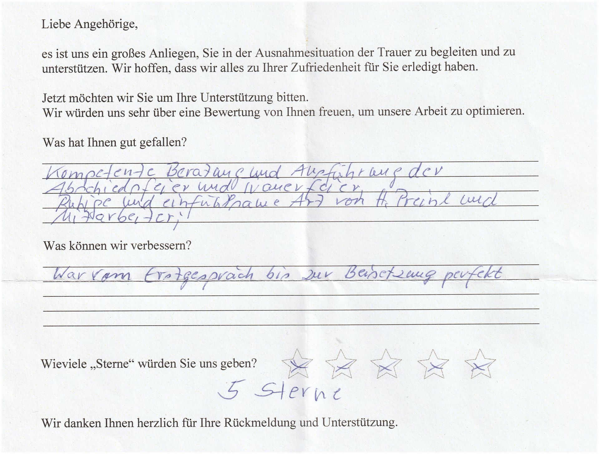 Ein Feedback-Formular in deutscher Sprache. Textfelder fragen nach Zufriedenheit und Verbesserung. Bewertet mit 5 Sternen.