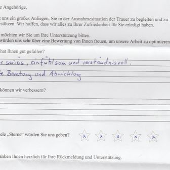 Handschriftliches Feedbackformular mit positiven Kommentaren und einer Bewertung von vier von fünf Sternen, die die Zufriedenheit mit dem Service zum Ausdruck bringt.