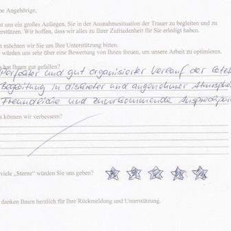 Handschriftliches Kundenfeedbackformular mit einer positiven Bewertung und einer Sternebewertung.