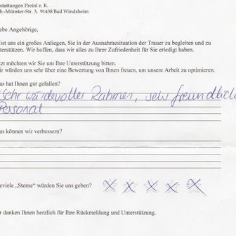 Handschriftliches Feedback auf einem Formular, in dem eine „sehr aufmerksame“ Atmosphäre und „freundliches Personal“ in einem Bestattungsunternehmen erwähnt werden.