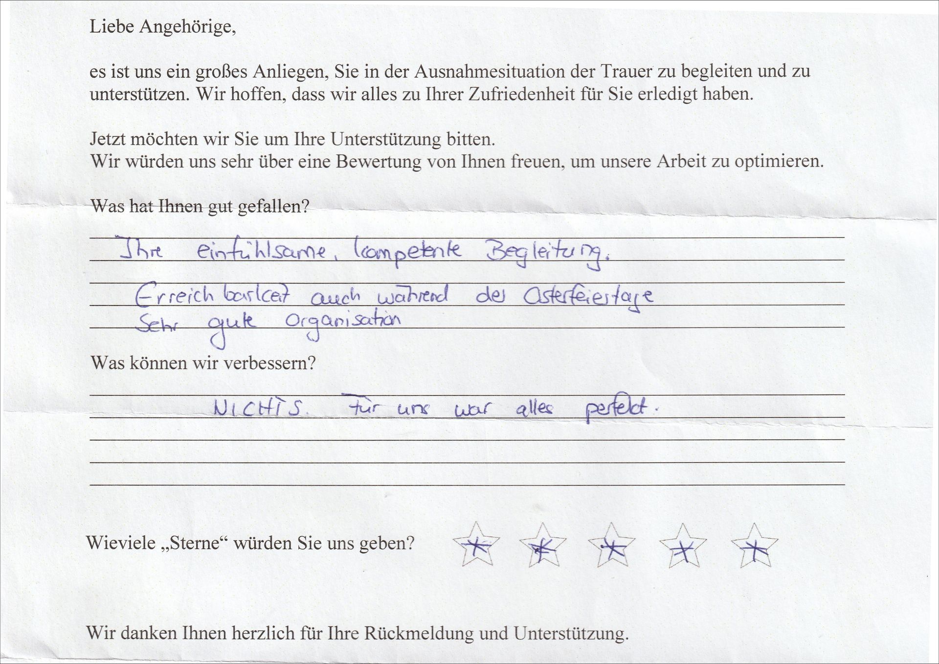 Handschriftliches Kundenfeedbackformular mit Bewertungen und Kommentaren zu Produktqualität und Service.
