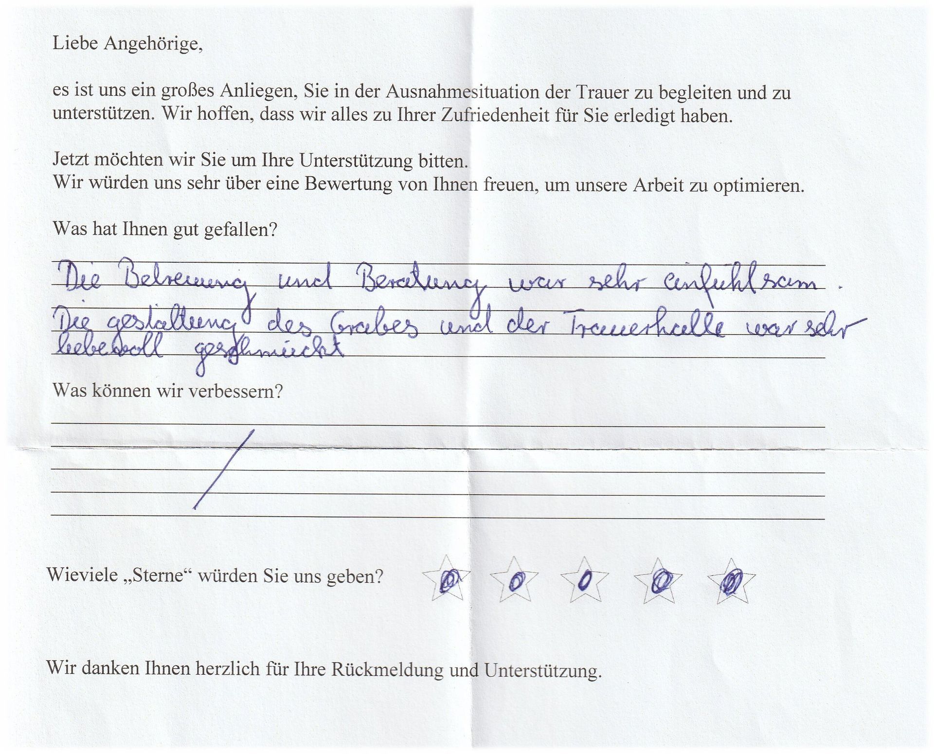 Handschriftliches Kundenfeedbackformular, in dem der Service gelobt wird. Enthält eine Bewertung von vier von fünf Sternen.