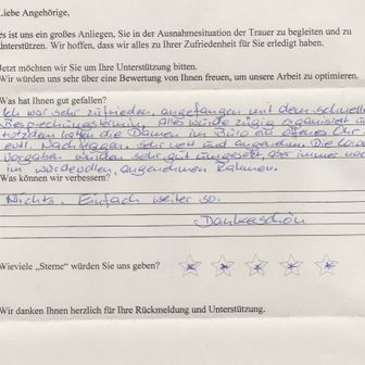 Eine handschriftliche Kundenbewertung auf einem Formular mit einer Bewertung von 5 Sternen.