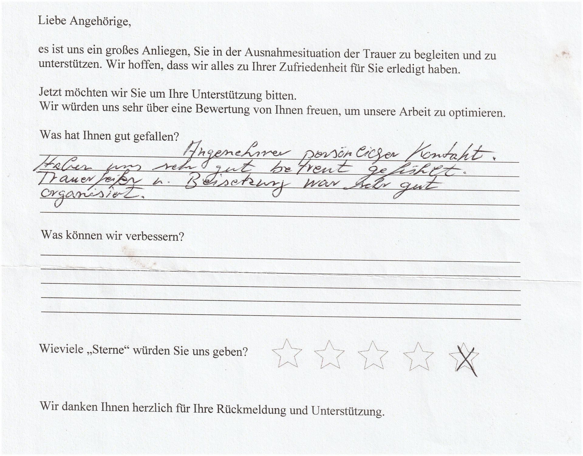 Handschriftliches Kundenfeedbackformular; Bewertung des Produkts als gut mit drei Sternen und Hinweis auf verbesserte Organisation.