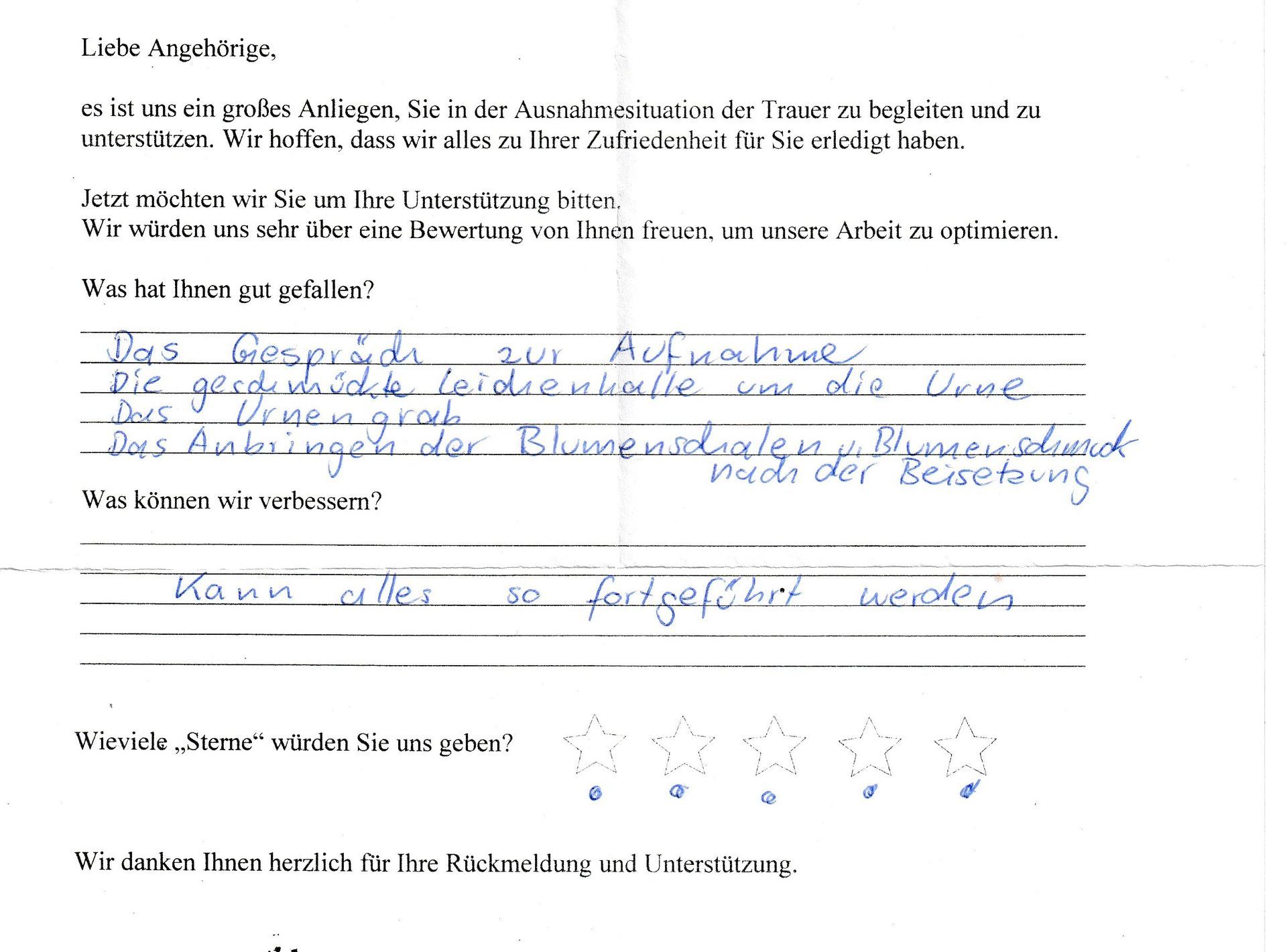 Ein handschriftlicher Fragebogen mit Text und Bewertungssternen, der Feedback zu einer Dienstleistung gibt.