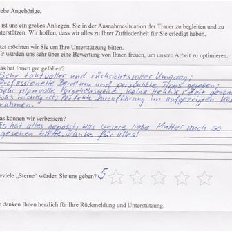 Ein handschriftliches Kundenfeedbackformular mit einer 5-Sterne-Bewertung, in der der respektvolle Service und die effiziente Abwicklung gelobt werden.