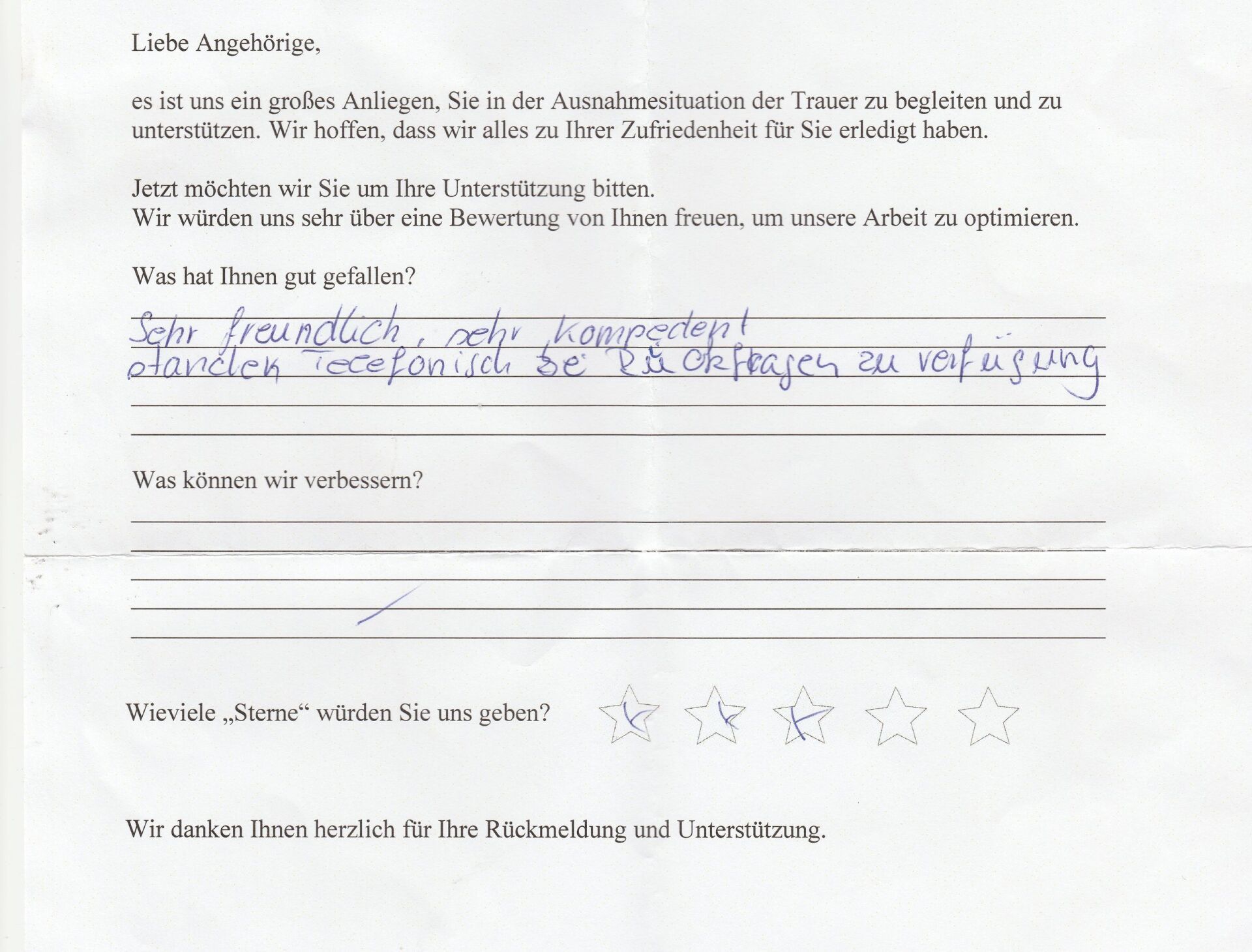 Handschriftliches Kundenfeedback auf einem Formular. Der Text lobt die Freundlichkeit des Personals und ist mit drei Sternen gekennzeichnet.