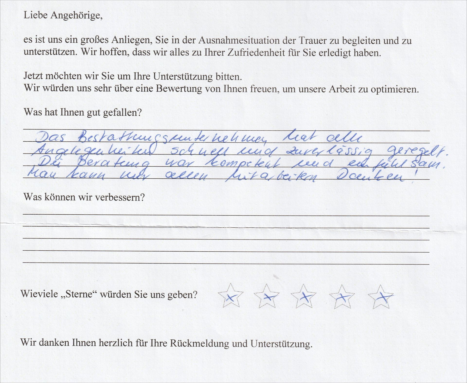 Ein handschriftliches Kundenfeedbackformular, in dem der Service gelobt wird. Eine Bewertung mit fünf Sternen wird angekreuzt.