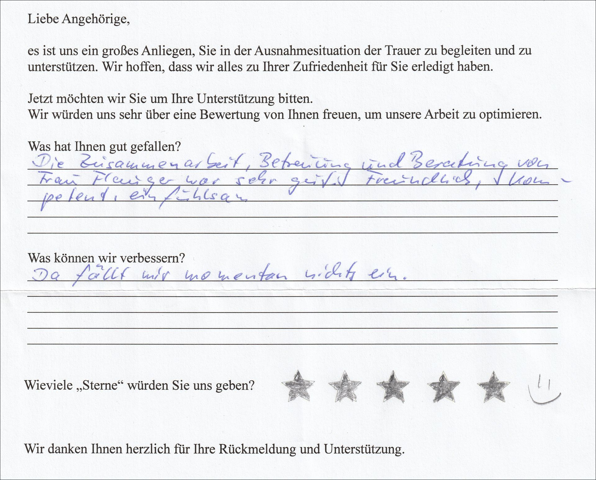Handschriftliches Feedbackformular; positive Kommentare zur Teamarbeit, 5-Sterne-Bewertung mit Smiley.