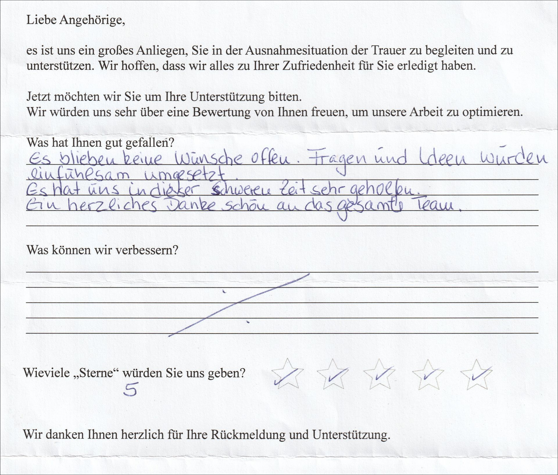 Handschriftliches Feedbackformular mit einer 5-Sterne-Bewertung, in der das Team für die Beantwortung von Fragen und die Umsetzung von Ideen gelobt wird.