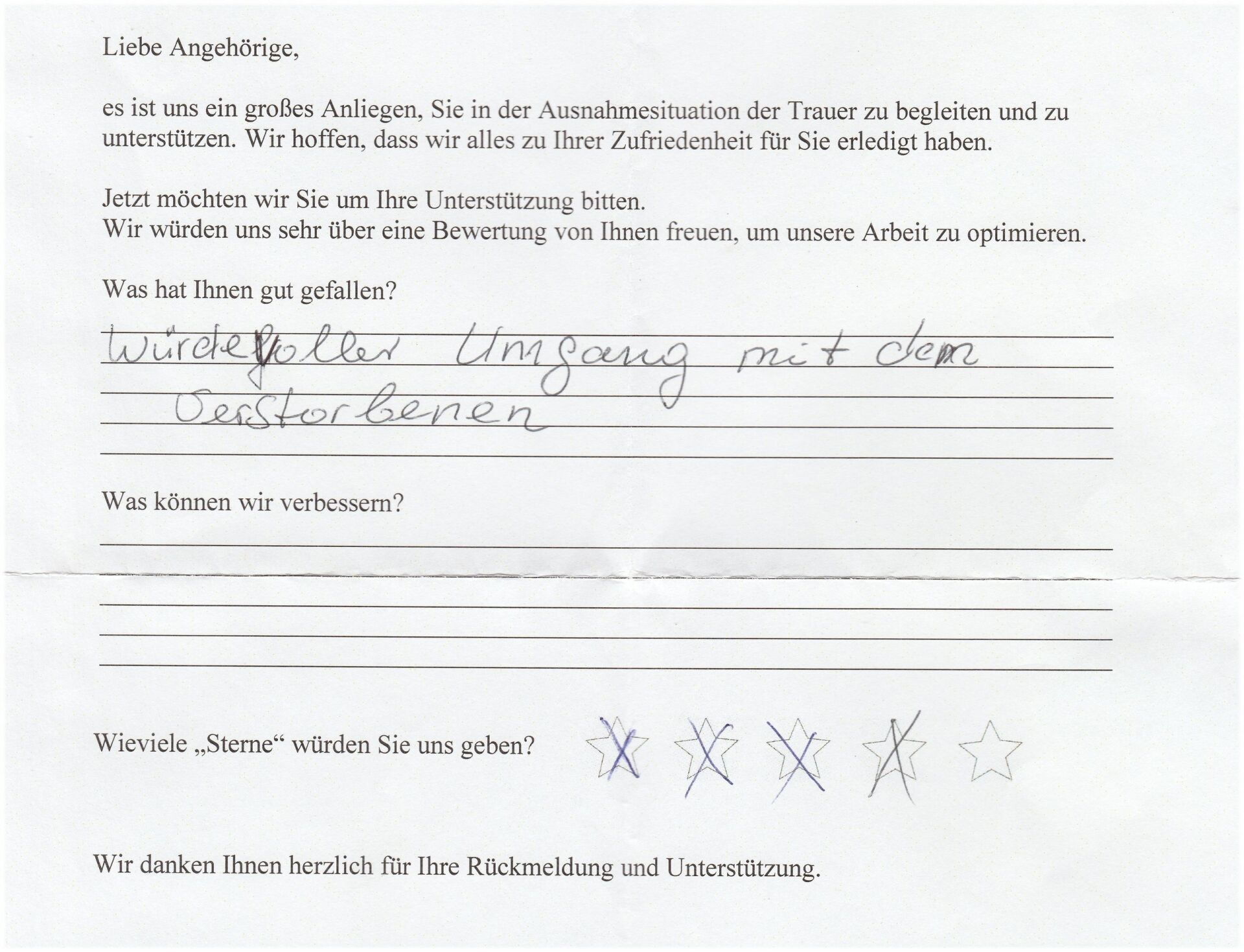 Handschriftliche Kundenrückmeldung auf einem Formular, in der der „wunderbare Umgang mit dem Verstorbenen“ gelobt wird. Sterne zeigen eine hohe Bewertung an.